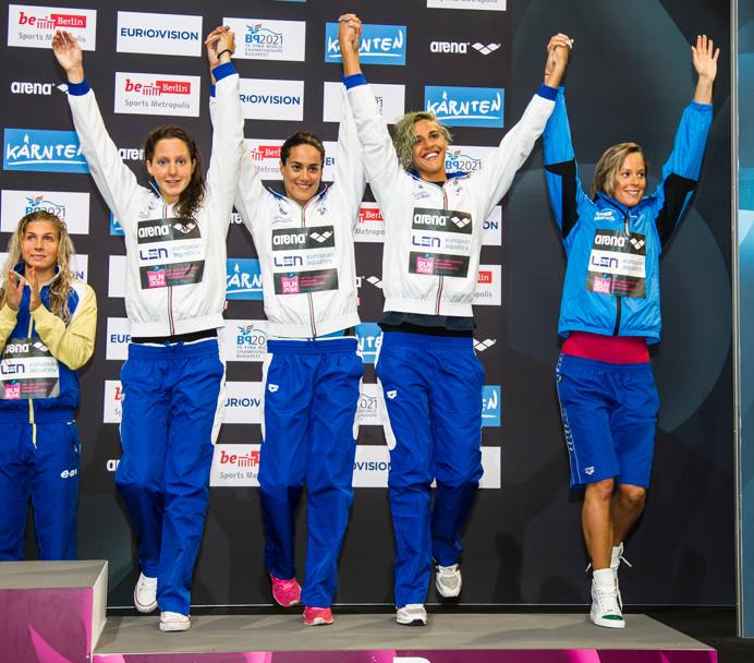 La staffetta 4x100 femminile italiana sul podio per ricevere la medaglia di bronzo (Olycom)
